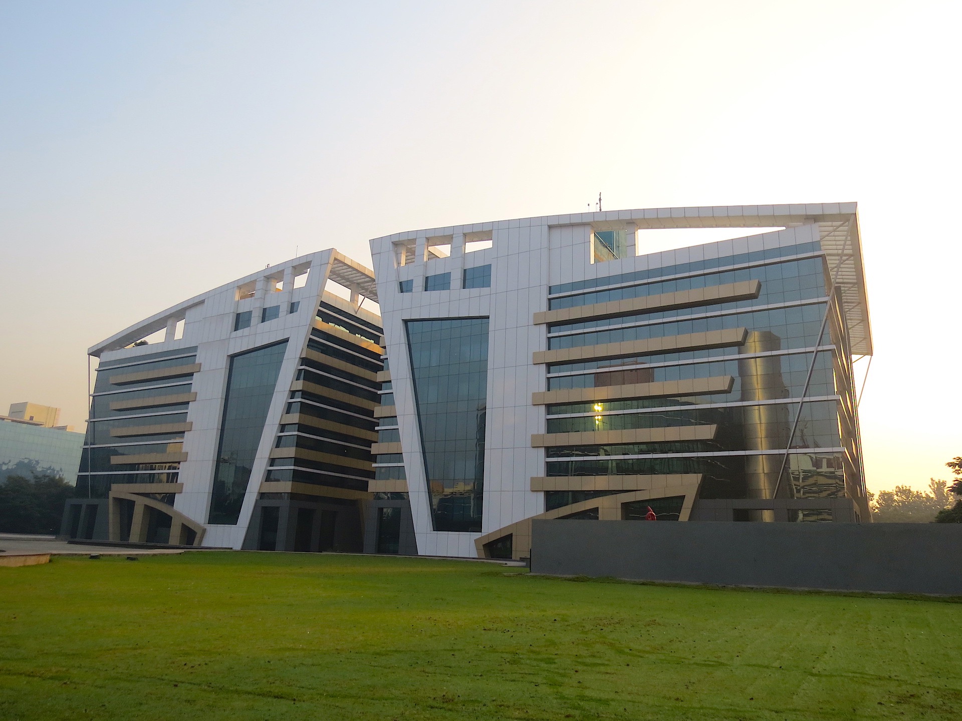 COMMERCIAL OFFICE SPACE ON LEASE AT PENTAGON TOWERS, MAGARPATTA CITY, PUNE